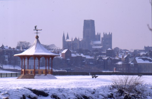 http://img.photobucket.com/albums/v706/joao74/catedrais/durham/Durham_Cathedral_from_the_Racecours.jpg